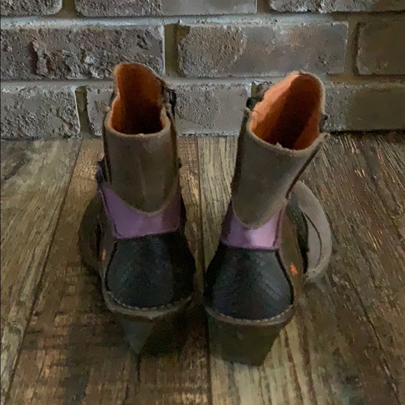 Boots - Picture 3 of 8